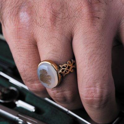 عقیق شجر باعث ثبات درونی، خونسردی و بلوغ می‌شود.