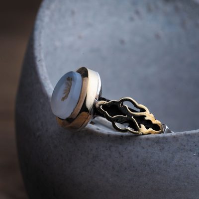 قرار دادن سنگ عقیق سرد روی پیشانی‌ به شکستن تب کمک می‌کند.