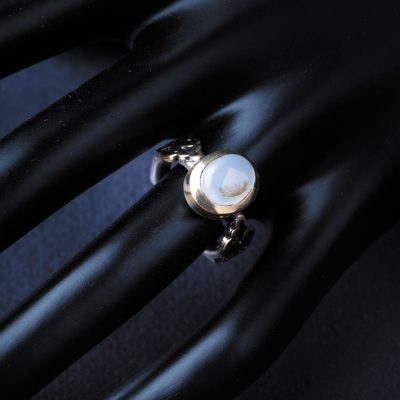 نگین عقیق شجر سفید دورود با تراش دامله، ابعاد 7.5*9.5 میلیمتر