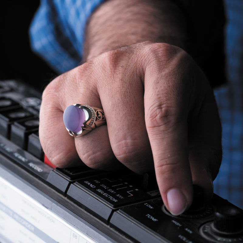 نگین عقیق سوسنی یمن با تراش دامله، ابعاد 10*14.5 میلیمتر