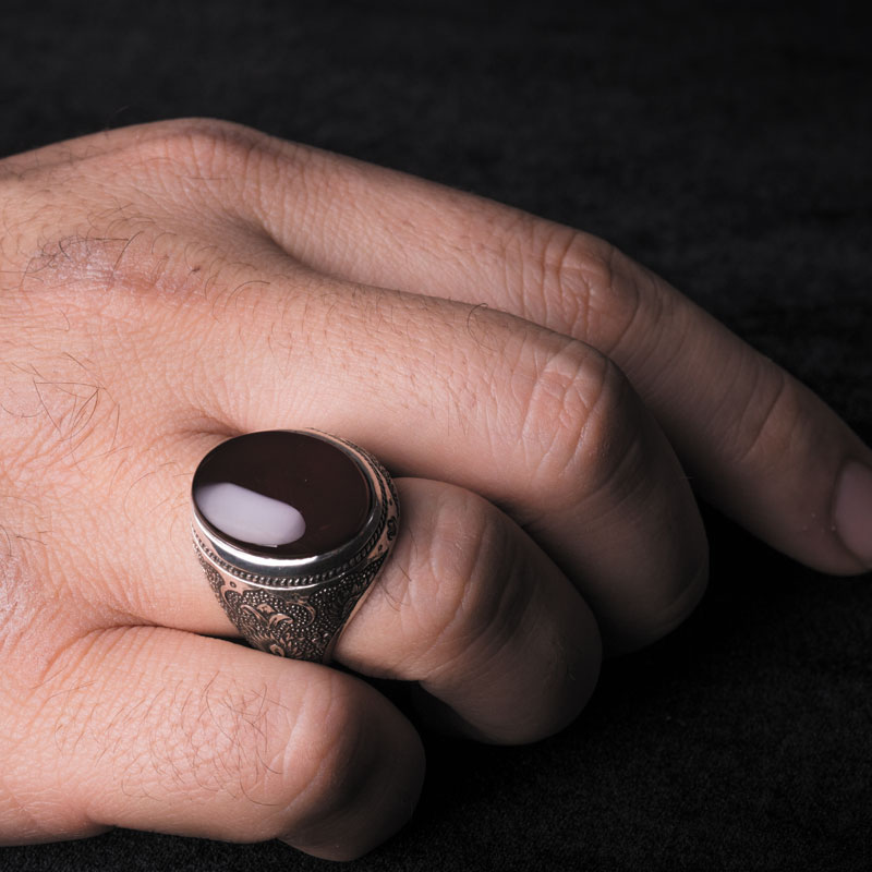 نگین عقیق سرخ یمن با تراش دامله، ابعاد 14*19 میلیمتر