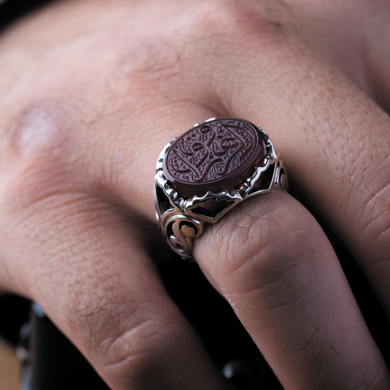 نگین عقیق سرخ یمن با حکاکی «هو الرزاق» و امضاء بحر، ابعاد 15*19 میلیمتر