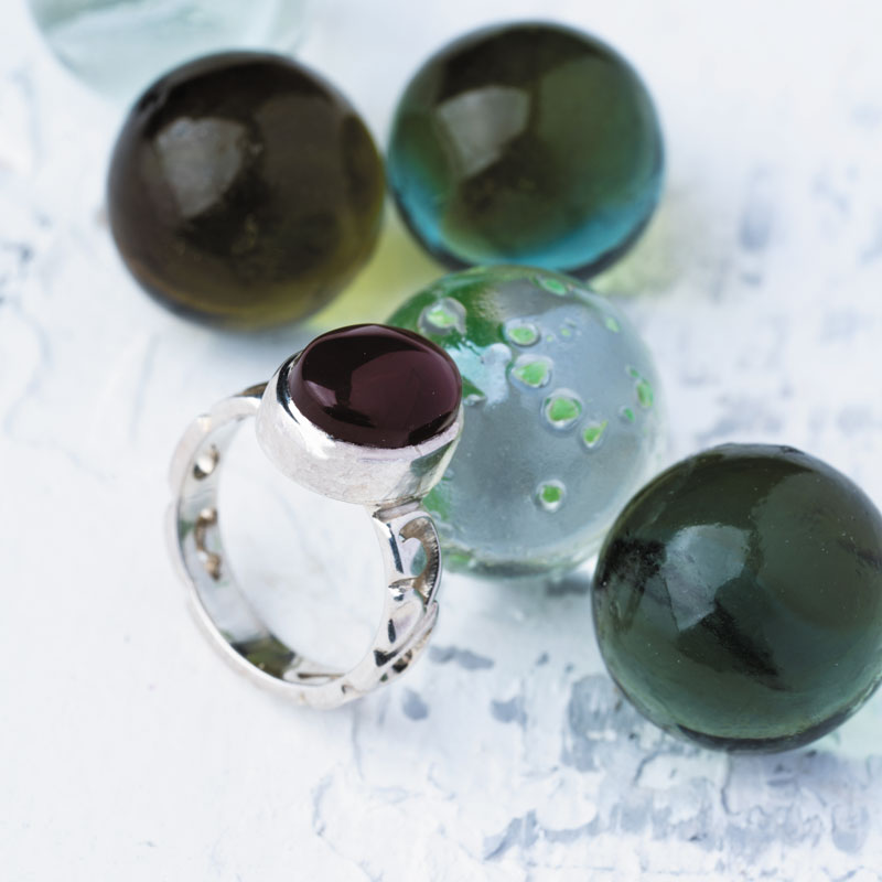 نگین عقیق سرخ یمن با تراش دامله، ابعاد 7*9 میلیمتر