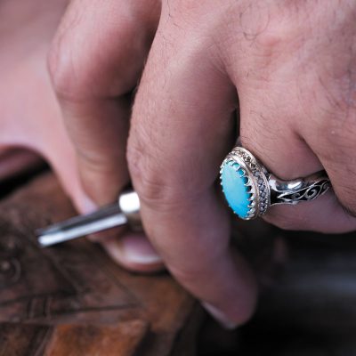 در بسیاری از کشورها انگشت چهارم محل قرارگیری حلقه نامزدی و ازدواج است.