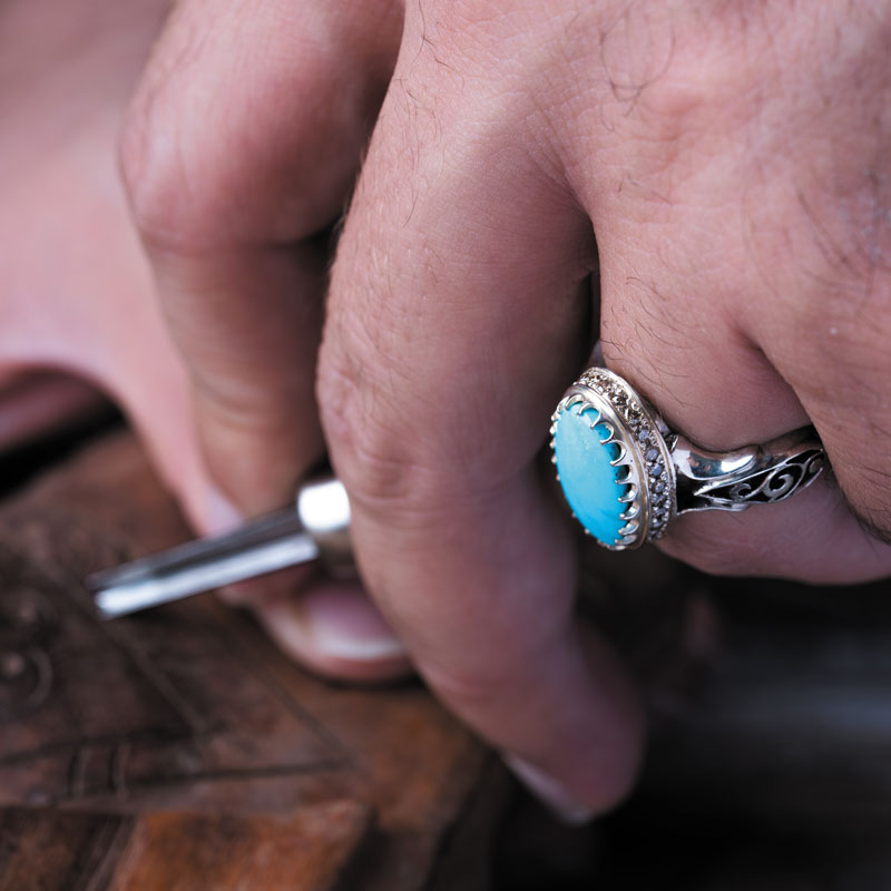 نگین فیروزه آبی دامغان با تراش دامله، ابعاد 9*16 میلی‌متر