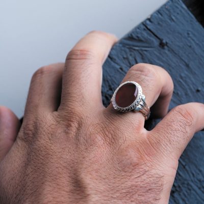 استفاده از پتک یا چکش جهت تغییر سایز انگشتر حتما باید با ابزار مناسب و توسط فردی متخصص صورت گیرد.