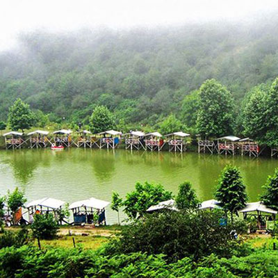 دریاچهی مصنوعی قو، دریاچهای فوقالعاده زیباست که با توسعه برکهای کوچک تشکیل شده است.