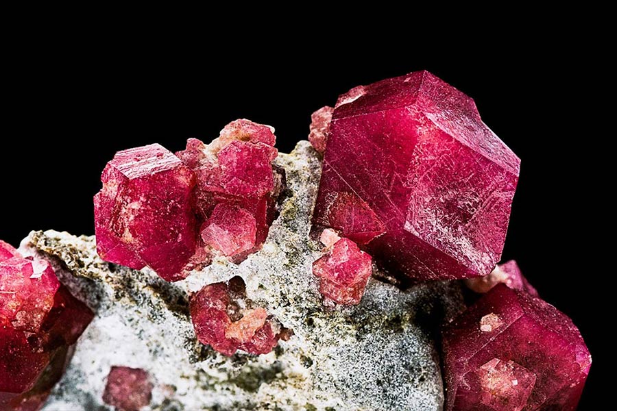 گارنت از نظر درخشندگی و دوام قابل مقایسه با یاقوت اصل نیست.