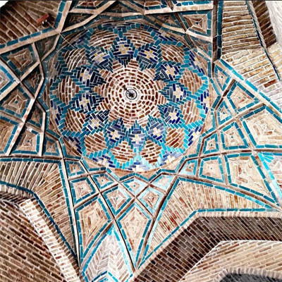 تاریخ اتمام بنای مسجد سلطانی بروجرد بر اساس لوحهای گچی نصب شده در بالای ایوان اصلی به سال 1209 شمسی برمیگردد، اما بخشی از کاشیکاریهای ایوانهای اصلی آن در دوران قاجار انجام شده است.