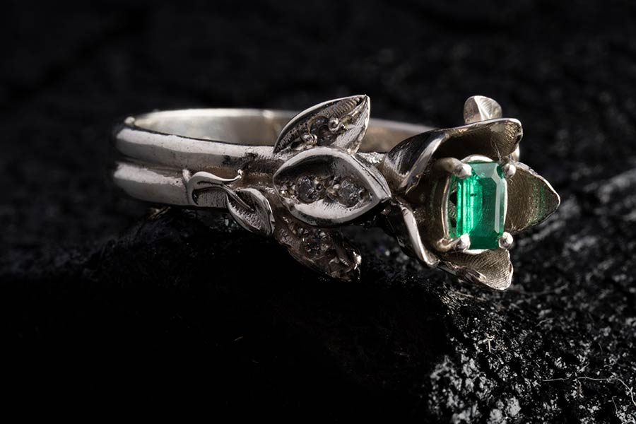 انگشتر زمرد زنانه لایزنگان