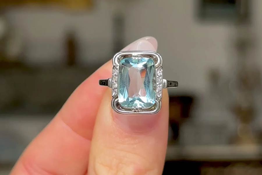 آکوامارین با کاهش اضطرابهای پنهان، به برقراری ثبات در زندگی کمک میکند.