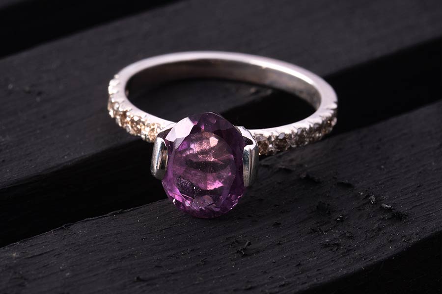 پوشیدن جواهرات آمیتیست ذهنی آرام به فرد میدهد.