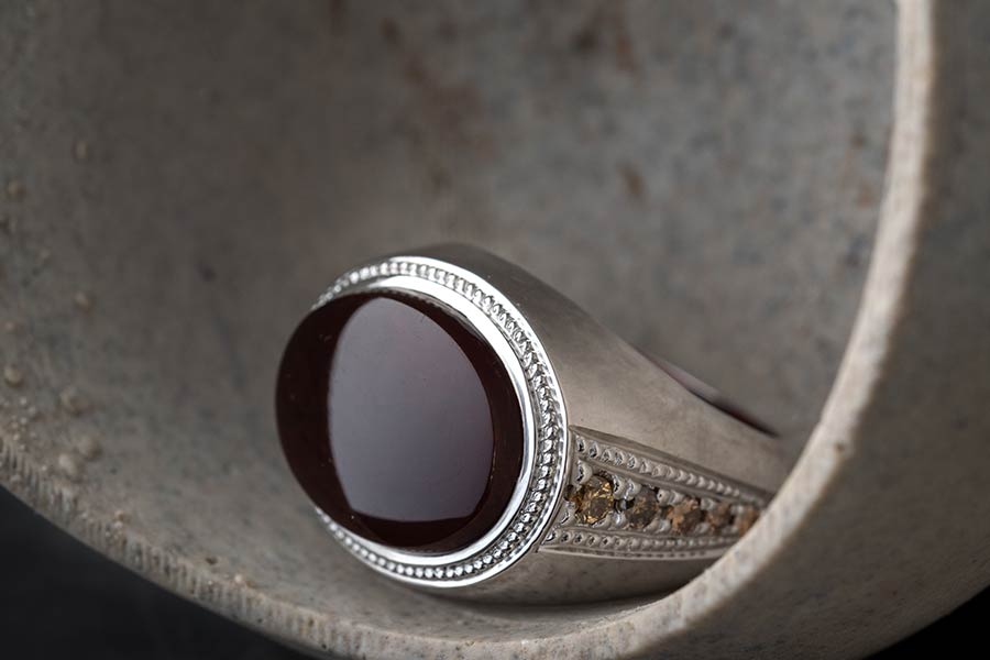 عقیق به عنوان یکی از جواهرات ارزشمند و سنگهای قیمتی در فرهنگ ایرانی شناخته میشود.