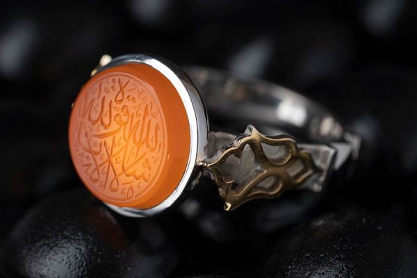 اهمیت مذهبی، فراوانی و سختی عقیق باعث شده تا این گوهر در طول تاریخ در ساخت جواهرات استفاده شود.