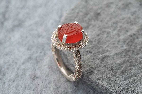 مناسب‌ترین تراش برای انگشتر عقیق زنانه، معمولاً تراش‌های تخت یا چندوجهی است.