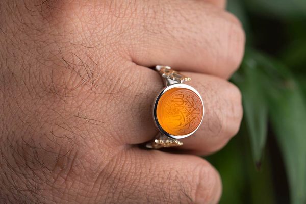 عقیق پرتقالی به‌دلیل سختی مناسب، برای نقش‌زنی و حکاکی مناسب است.