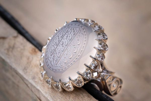 طرح و بافت‌های مختلف عقیق، به این گوهر ظاهری منحصربه‌فرد می‌بخشند.