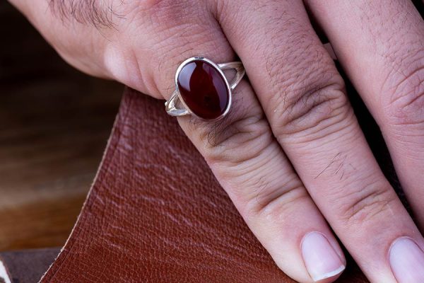 انگشتر عقیق مردانه از دوران باستان همواره انتخابی محبوب برای آقایان بوده است.