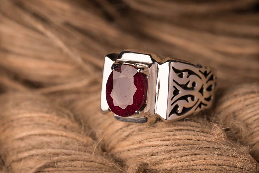 یاقوت سرخ اصل به نور UV واکنش نشان می‌دهد.