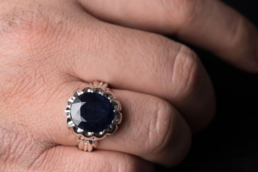 همراه داشتن یاقوت کبود، توانایی دیدن حقیقت را در اسفندیهای خیالپرداز بالا میبرد.