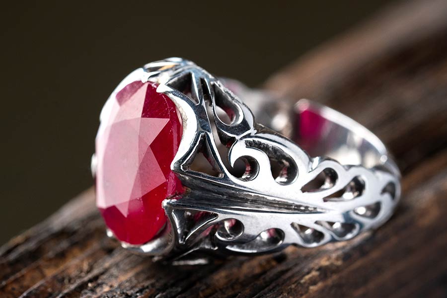 هر چه رنگ یاقوت قرمزتر، شفاف‌تر و اشباع‌تر باشد، ارزش آن بیشتر است.