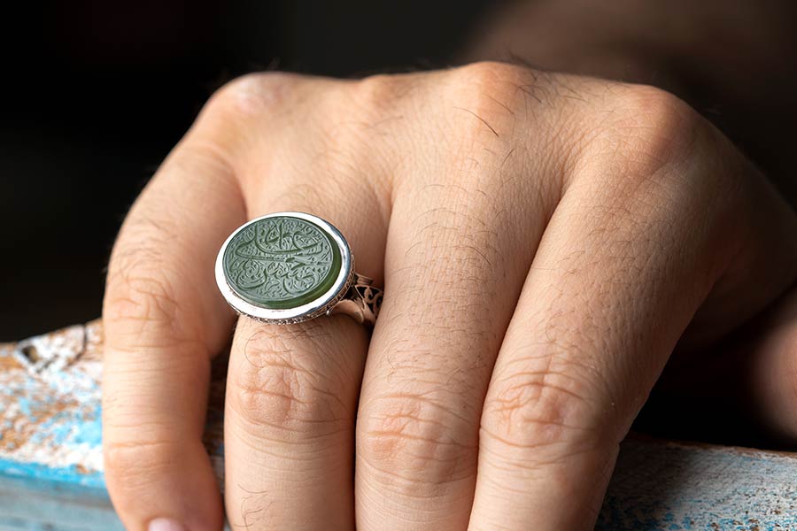 همراه داشتن یشم به اسفندیها کمک میکند تا ثبات بیشتری در زندگی داشته باشند.