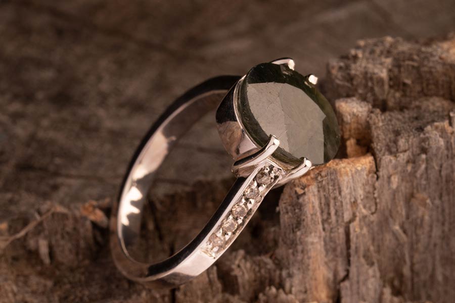 انگشتر یاقوت سبز تایلندی الیمالات با رکاب سولیتر