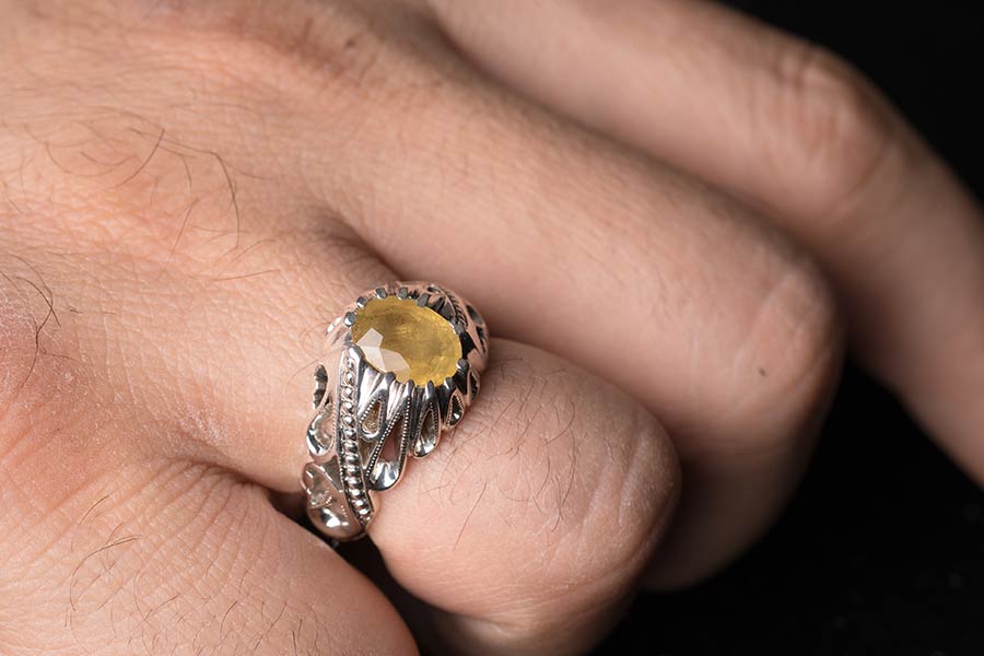 نگین یاقوت کبود با رنگ زرد قناری طبیعی از نگین‌هایی که رنگ سبز، طلایی یا نارنجی دارند، قیمت بیشتری دارد.