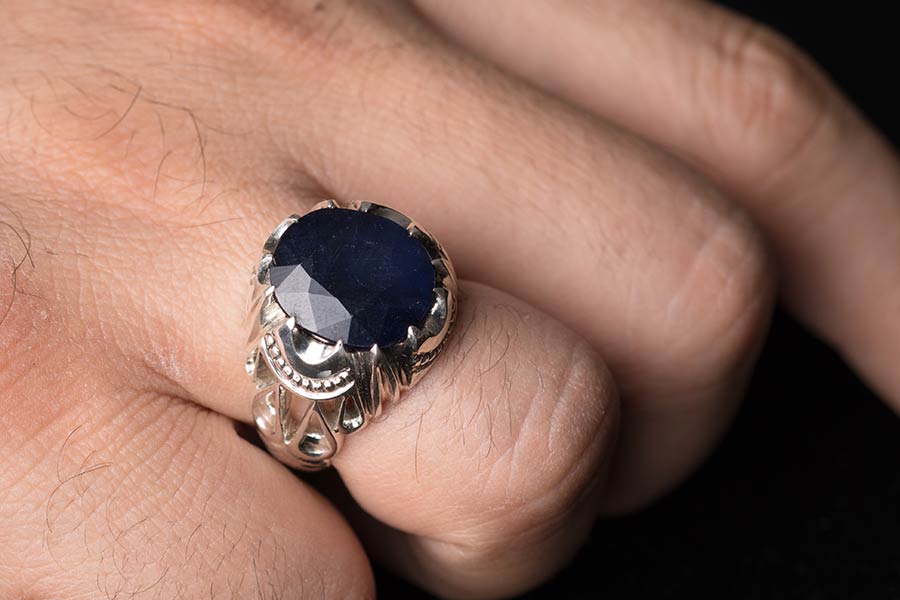 کمیاب‌ترین و ارزشمندترین یاقوت کبود، متعلق به کشمیر است.