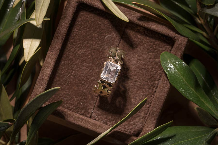 انگشتر در آینه خانه