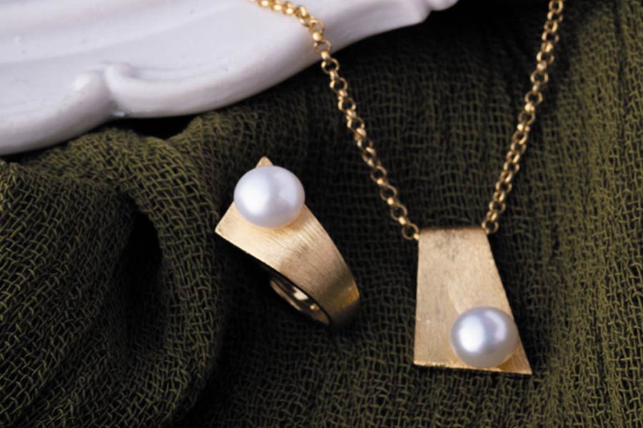 همراه داشتن مروارید، برای هر بانویی عشق، فراوانی و سلامتی را به ارمغان می‌آورد.