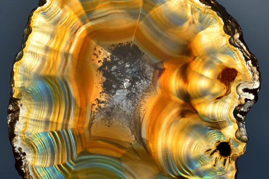 اسلایدی نازک از عقیق رنگینکمانی