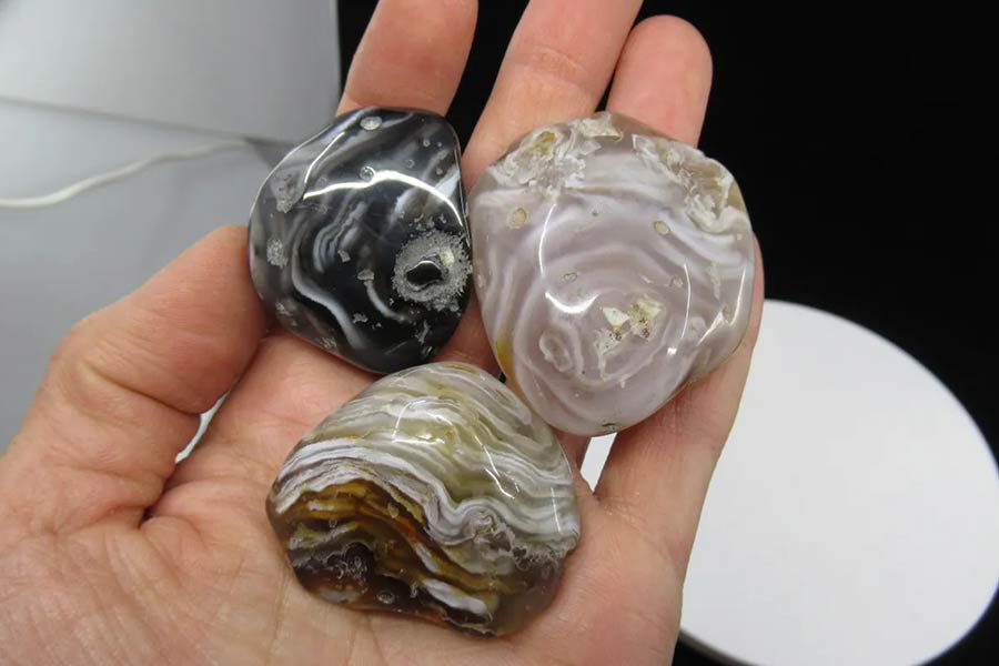 عقیق آبدار با حبابهای آب به دامافتاده