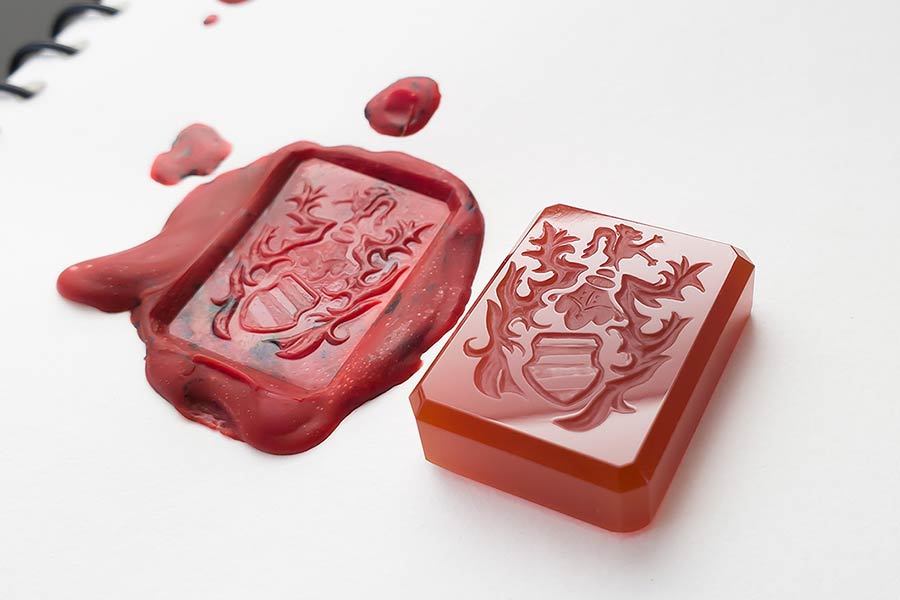 اینتاگلیو قدیمیترین روش حکاکی روی سنگ است که در گذشته برای ساخت مهر استفاده میشد.